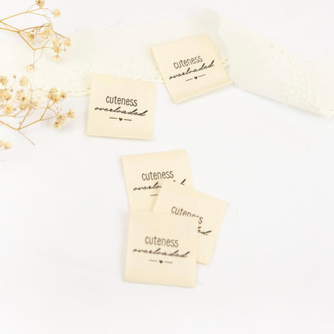 Baumwoll-Label Cuteness Overloaded